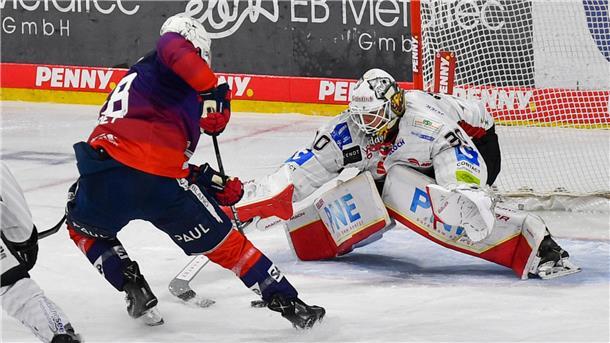 Pinguins beschenken ihre Fans mit dem neunten Sieg in Folge Mannheims Tyler Gaudet scheitert an Bremerhavens Torhüter Kristers Gudlevskis.