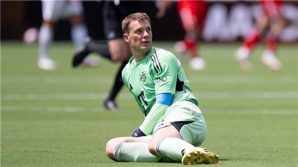 Manuel Neuer schaut dem Ball hinterher.