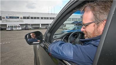 Manuel Rohlfs plant ein Autokino vor dem Metro-Gebäude in Debstedt.
