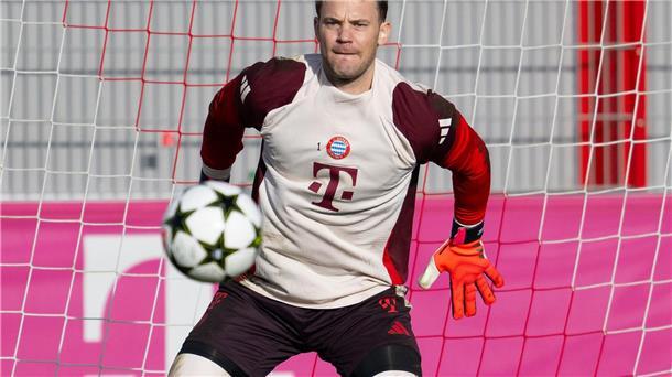 Neuers Psycho-Trick für Bayerns Druckspiel gegen Benfica Manuel Voll fokussiert beim Trainer: Manuel Neuer will gegen Lissabon sein Tor suaberhalten.