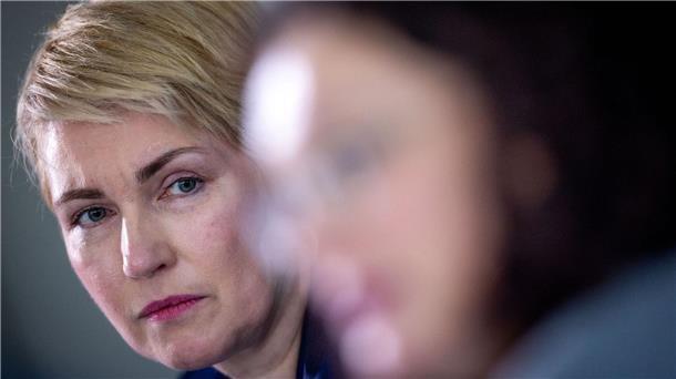Schwesig sieht keinen Grund für Rücktritt Manuela Schwesig, die Ministerpräsidentin von Mecklenburg-Vorpommern, sieht keinen Grund für einen Rücktritt.