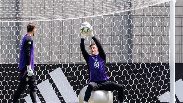 Verkaufskandidat? Ter Stegen sieht Zukunft klar bei Barça Marc-André ter Stegen (r) beim Training der Nationalmannschaft für sein Länderspiel-Comeback.