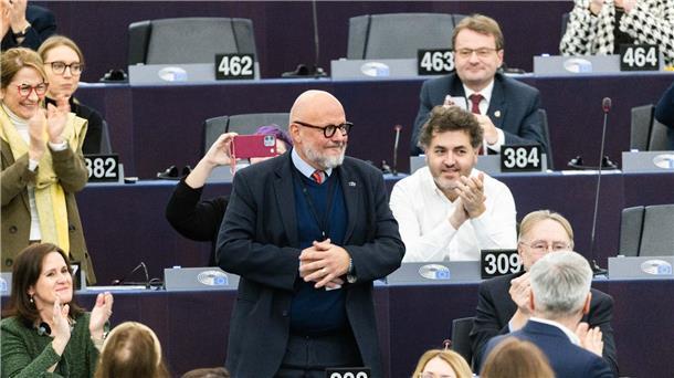 Marc Angel nimmt nach seiner Wahl zum Vizepräsidenten des Europäischen Parlaments Applaus entgegen.