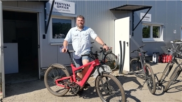 Marc Engelke mit E-Bike.