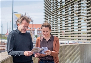 Marc Niemann, Generalmusikdirektor des Philharmonischen Orchesters Bremerhaven, und Dr. Simone Blaschka, Direktorin des Deutschen Auswandererhauses, stellen ihre Kooperation für die neue Kammer-Konzert-Reihe „Fremde Heimat“ mit Werken vor allem ausgewanderter Komponisten vor