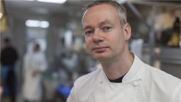 Marc Rennhack blickt in die Kamera.