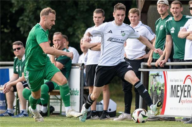 Marcel Behrens (rechts) will mit der Spielvereinigung Ippensen/Wohnste im Abstiegskampf Punkte gegen Worpswede sammeln. Andre Steffens und der SV Anderlingen wollen beim Aufsteiger MTV Riede ebenfalls dreifach punkten.