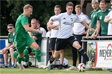 Marcel Behrens (rechts) will mit der Spielvereinigung Ippensen/Wohnste im Abstiegskampf Punkte gegen Worpswede sammeln. Andre Steffens und der SV Anderlingen wollen beim Aufsteiger MTV Riede ebenfalls dreifach punkten.