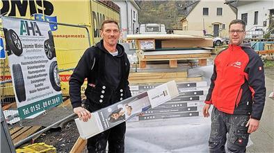 Marcel Brüns (links) und sein Geselle Nils Ahrens beim Ausladen von Paneelen für den Hausbau, die sie aus dem Cuxland mitgebracht haben.