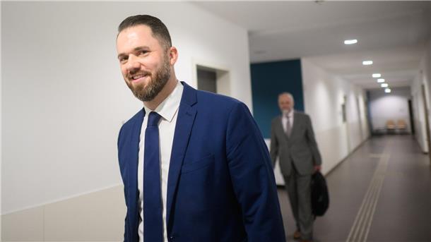 Marcel Litfin, Bürgermeister der Gemeinde Harsum, hatte beim Landkreis Hildesheim einen Waffenschein beantragt, weil er sich in seinem Amt durch Anfeindungen und tätliche Angriffe bedroht fühlte. 
