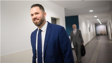 Marcel Litfin, Bürgermeister der Gemeinde Harsum, hatte beim Landkreis Hildesheim einen Waffenschein beantragt, weil er sich in seinem Amt durch Anfeindungen und tätliche Angriffe bedroht fühlte. 
