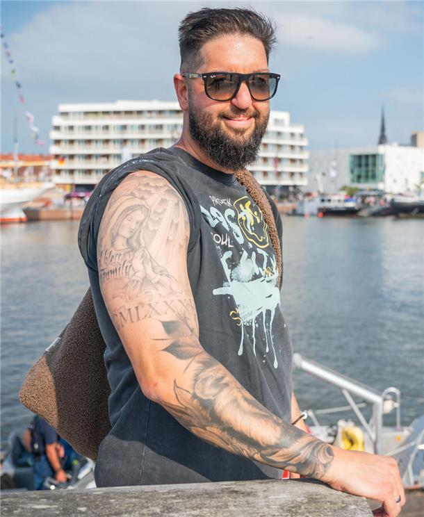 Marco aus Bremerhaven hat Ober- und Unterarm tättowiert. Der Engel auf dem Oberarm symbolisiert den Zusammenhalt seiner Familie.