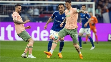 Marco Friedl (rechts) sichert Werder den Ball.