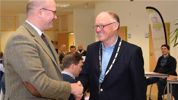 Marco Mohrmann (links) gratuliert seinem Nachfolger Hanjürgen Grabner, der nun Bürgermeister der Gemeinde Rhade ist.