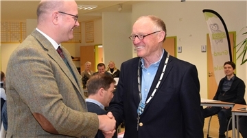 Marco Mohrmann (links) gratuliert seinem Nachfolger Hanjürgen Grabner, der nun Bürgermeister der Gemeinde Rhade ist.
