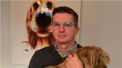 Marco Schilling ist stocksauer. Der Nachbarshund habe bereits zum zweiten Mal seinen „Teddy“ angegriffen. Diesmal trug der Hund tiefe Bisswunden davon. Der Nachbar zeige sich uneinsichtig. Schilling hat nun Anzeige erstattet.
