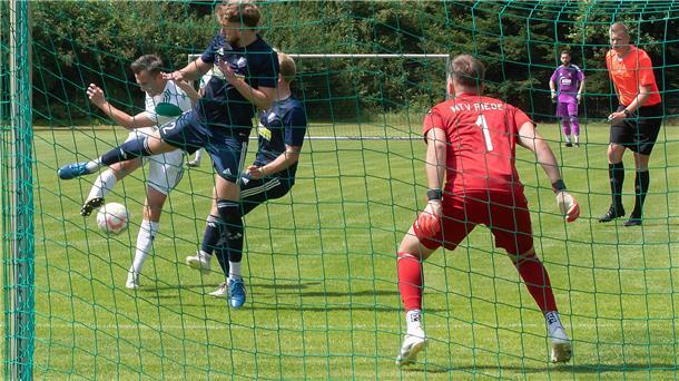 Marco Sobolewski wurde im Pokalspiel gegen Riede noch abgeblockt, im Punktspiel sorgte er jetzt für die 1:0-Führung der Heeslinger.