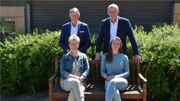 Rotary Club Bremervörde-Zeven spendet 3.000 Euro an das Hospiz Marco Tulodetzki (hinten, links), Andreas Pape und Theresa Borgardt (vorne, rechts) konnten Martina Schröder vom Förderverein des Hospizes zwischen Elbe und Weser 3.000 Euro überreichen.