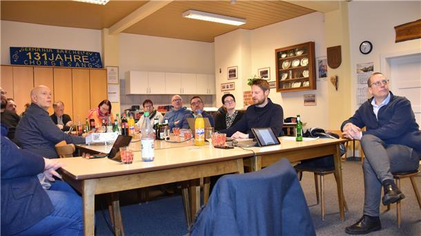 Gemeinde Oerel verabschiedet defizitären Etat und beschließt höhere Steuern Marcus Bröcker (Zweiter von rechts) erläutert den Ratsmitgliedern in der Alten Schule in Barchel die extrem angespannte Haushaltslage. Rechts Oerels Bürgermeister Marco Noetzelmann. Foto: Siems