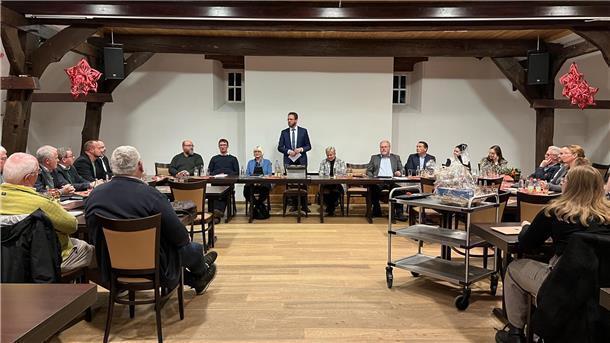 Marcus Itjen hälte eine Ansprache im Stehen, der Gemeinderat sitzt.