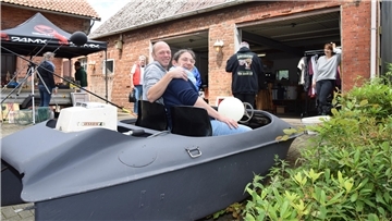 Marcus und Imke Schultz bieten ein ehemals ausrangiertes Tretboot an, das eigenhändig umgebaut und jetzt motorisiert ist.