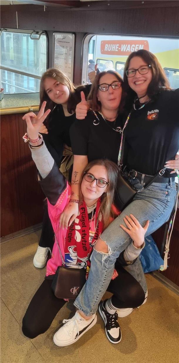 Pinguins-Fans on Tour: Per Sonderzug nach Mannheim - Her mit den Punkten (Update 28) Mareike, Lea Sophie, Carol-Ann und Tamara entern bereits frühzeitig den Partywaggon.