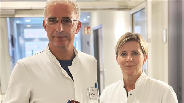 Maren Witt (rechts), Oberärztin, und Priv.-Doz. Dr. Korff Krause, Chefarzt der Klinik für Kardiologie im Diakonieklinikum.