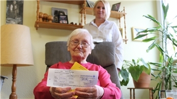 Margit Görke (89) aus dem Wremer Seniorenheim Haus Eden hält ihre Impfbescheinigung in die Kamera. Vor sechs Wochen wurde sie wie alle Bewohner und Mitarbeiter zum zweiten Mal gegen Covid-19 geimpft. Auf Lockerungen wartet sie seitdem vergebens – so wie auch Heimleiterin Nina Schnakenberg (im Hintergrund).