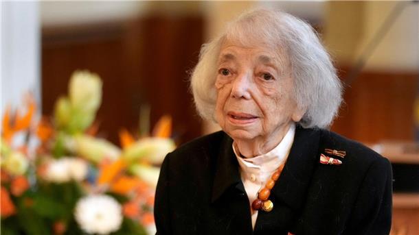 Margot Friedländer mit Bundesverdienstkreuz ausgezeichnet Margot Friedländer mit dem Bundesverdienstkreuz 1. Klasse.