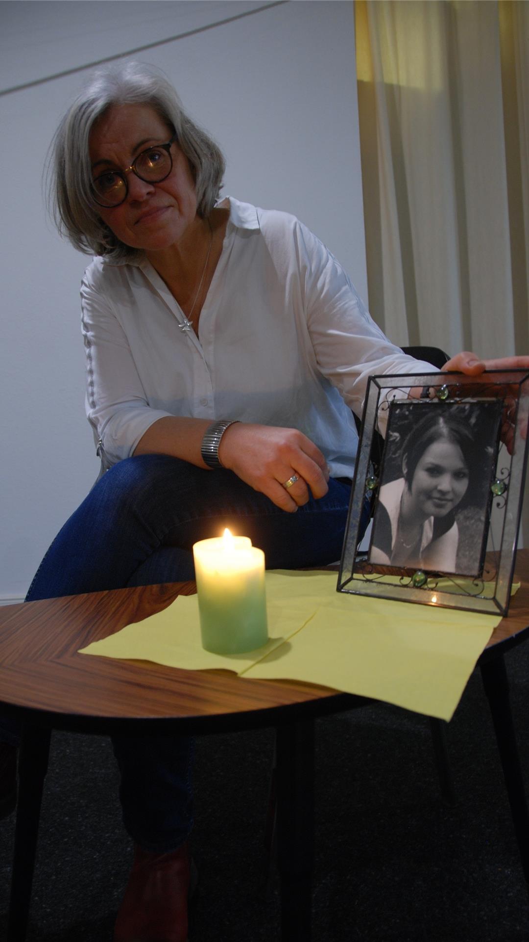 Margot Wetjen-Holling hat ihre Tochter Julia vor zehn Jahren verloren. Sie starb an den Folgen eines Verkehrsunfalls. Heute wäre sie 32 Jahre alt. Zum Weltgedenktag für verstorbene Kinder zündet die Appelnerin am Sonntag eine Kerze an und hält auch auf diese Weise die Erinnerung an ihr Kind wach. Foto Schoener