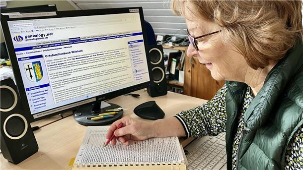 Familienforscherin Margret Seidig sitzt an ihrem PC.