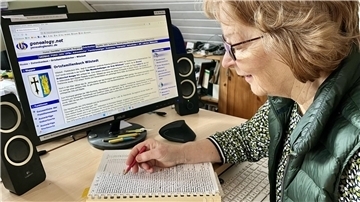 Familienforscherin Margret Seidig sitzt an ihrem PC.