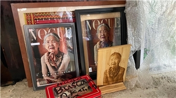 Maria Oggay, die älteste Mambabatok oder traditionelle Tätowiererin auf den Philippinen, ist auf dem Cover der „Vogue“ zu sehen.