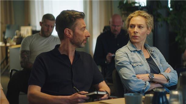 Maria Wern (Eva Röse) und ihr Kollege Arvidsson (Peter Perski).