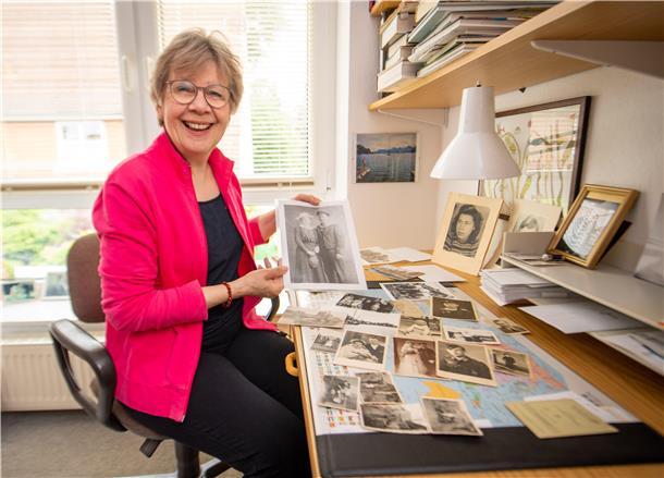 Marianna Klitzka - einst bekannte „Müllfischer-Kabarettistin“ -  hat ihre Familiengeschichte als Roman verfasst: "Ostpreußen ist weit". Vor ihr im winzigen Arbeitszimmer in Bremerhaven-Speckenbüttel historische Fotos und Dokumente ihrer Recherche.