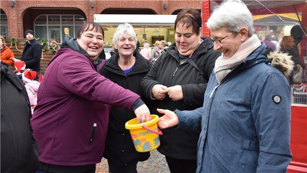 Weihnachtsmarkt in Zeven: Kleine Budenstadt lockt Besucher DAs Foto zeigt Marianne Baden mit Leuten auf dem Weihnachtsmarkt.