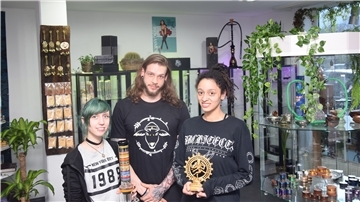 Marie-Christin Tessmer (links), Jesse Düring und Tabitha Moten leiten den Black-Sheep-Shop in der Atenser Allee in Nordenham. Ihr Geschäft sei ein moderner „Tante-Emma-Laden“.