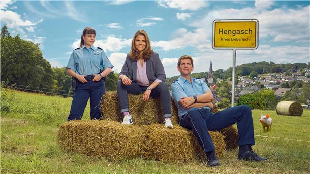 Marie Gabler (Mitte, Katharina Wackernagel), Heino Fuss (Sebastian Schwarz) und Jenny Dickel (Eva Bühnen) in einer Szene aus «Mord mit Aussicht» (undatiert). Die neue Staffel der Krimiserie startet am Dienstag, 16. April, im Ersten.