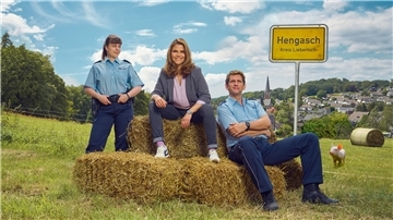 Marie Gabler (Mitte, Katharina Wackernagel), Heino Fuss (Sebastian Schwarz) und Jenny Dickel (Eva Bühnen) in einer Szene aus «Mord mit Aussicht» (undatiert). Die neue Staffel der Krimiserie startet am Dienstag, 16. April, im Ersten.