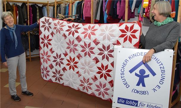 Kinderschutzbund verlost in Zeven besonderen Quilt Marie-Luise Schreyer (links) hat den Quilt für den Kinderschutzbund mit eigenen Händen angefertigt. Beim Weihnachtsmarkt in Zeven wird die hochwertige Decke verlost. Darüber freut sich auch Renate zu Jeddeloh.