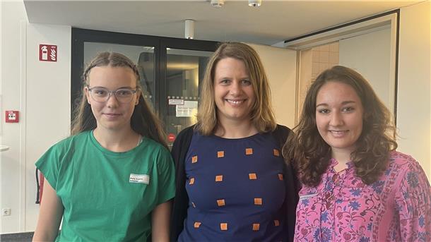 Marie Scheidl, Jahrgangssprecherin des achten Jahrgangs (links), und Antonia Müller, Schülersprecherin der KGS Tarmstedt, treffen in Hannover Niedersachsens Kultusministerin Julia Willie Hamburg.