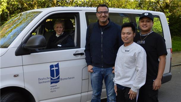 Auszeit für die Kreuzfahrt-Crew - Seemannsmission hilft beim „Tapetenwechsel“ Marieanne ist ehrenamtliche Mitarbeiterin der Seemannsmission Bremerhaven. Sie fährt Crewmitglieder von Kreuzfahrtschiffen für einen Landgang in die Stadt, etwa Mani aus Tunesien (mit Brille) und dessen Kollegen von den Philippinen und aus Indonesien.