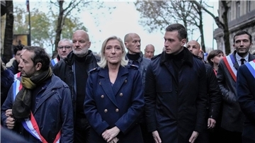 Marine Le Pen und Jordan Bardella bei der Demonstration gegen Antisemitismus in Paris.