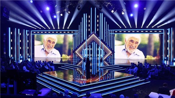 Bilder des Tages Mario Adorf grüßt nach Köln: Den Preis für das Lebenswerk bei der Verleihung des Deutschen Fernsehpreises 2024 erhielt Mario Adorf. Leider aber in Abwesenheit.