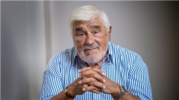 Mario Adorf präsentiert in Berlin den Bambi in der Kategorie „Lebenswerk". Der Schauspieler feiert am 08.09.2020 seinen 90. Geburtstag.