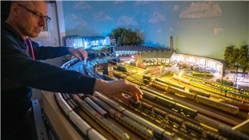 Mario Giwanski und seine Miniatur-Eisenbahn im Keller.
