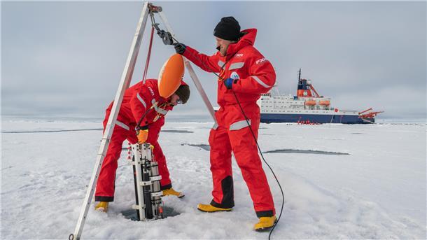 Arktis-Expedition endet: „Polarstern“ kommt Samstag in Bremerhaven an Mario Hoppmann und Daniel Scholtz benutzen das Instrument "Suna" an einer Eisstation.