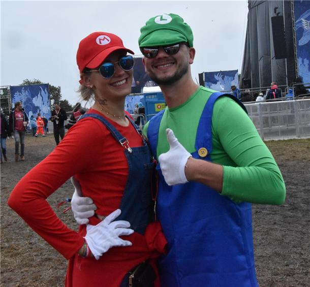 Deichbrand 2023: Das sind die verliebtesten PAARE auf dem Festival (Fotos) Mario und Luigi - eine Liebesgeschichte für die Ewigkeit.