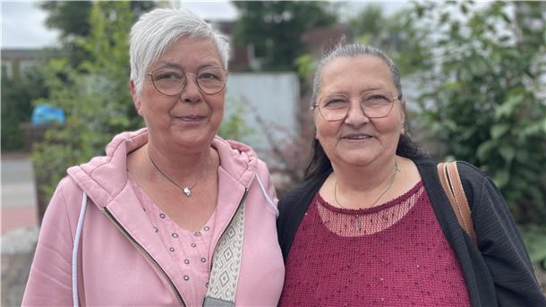 Zwei Frauen mittleren Alters. Marion Kallweit (links) hat die Selbsthilfegruppe  „Gemeinsam gegen Depressionen, Ängste und Panik“ vor neun Jahren in Nordenham ins Leben gerufen. Leny Schotemeier wird nun eine weitere Gruppe eröffnen. 
