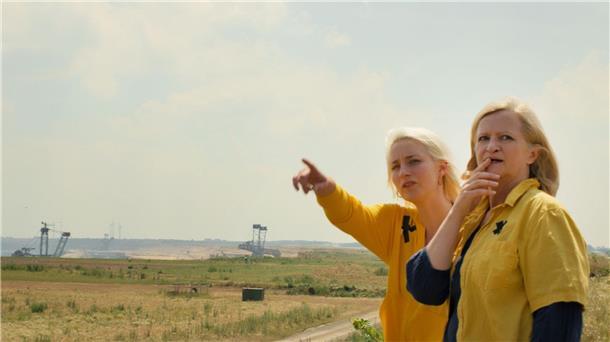 Marita (Johanna Gastdorf, r) und Natalie (Merle Wasmuth) betrachten das Abbaugebiet in einer Szene aus „Eher fliegen hier UFOs“.